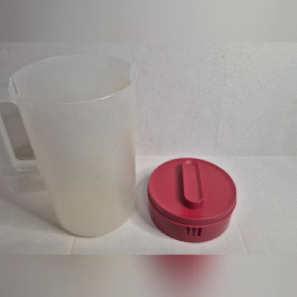 Vintage Rubbermaid 1-Gallon Pitcher Red Flip-Top Lid‎